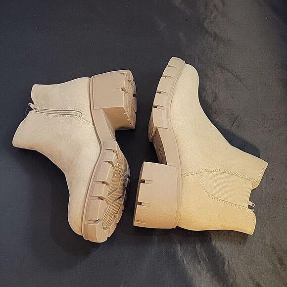 BRAND NEW MADDEN NYC WOMEN'S CHELSEA CHUNKY HEEL SUEDE BOOTIE - Picture 6 of 14